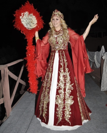 Kiralık Kareyaka Kırmızı Bindallı 36-42 Beden (İzmir Mağaza Yeni Model)